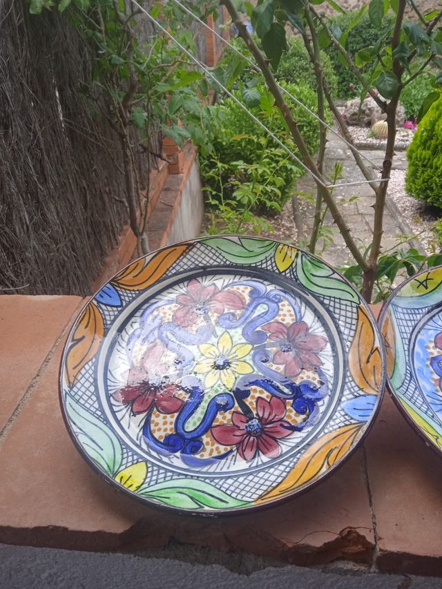 Platos de cerámica pintados a mano para colgar