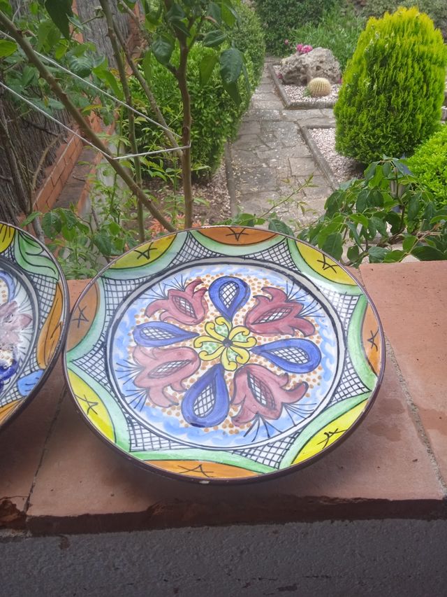 Platos de cerámica pintados a mano para colgar