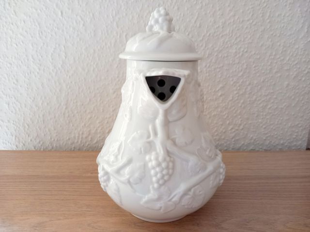 Jarra de porcelana blanca.