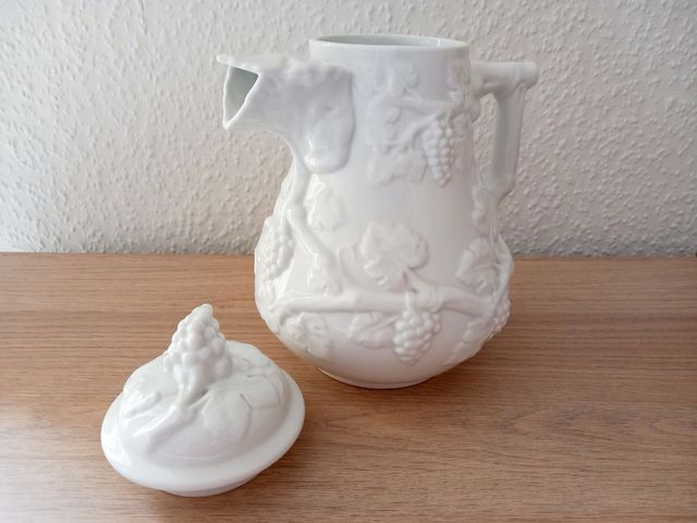 Jarra de porcelana blanca.