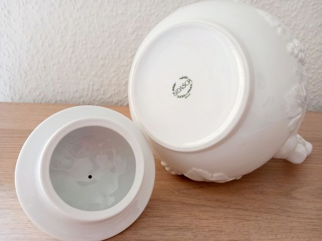 Jarra de porcelana blanca.