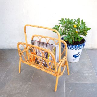 Revistero vintage de bambú y mimbre