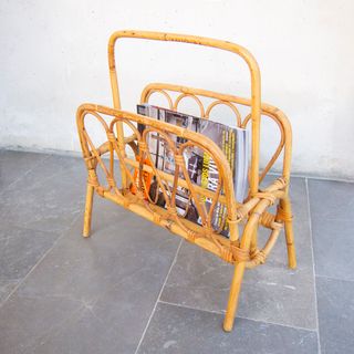 Revistero vintage de bambú y mimbre