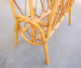 Revistero vintage de bambú y mimbre