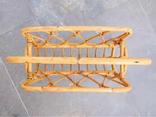 Revistero vintage de bambú y mimbre