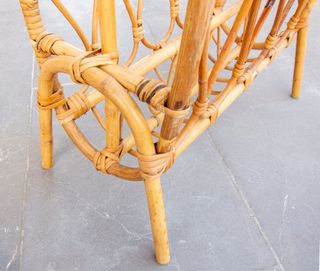 Revistero vintage de bambú y mimbre