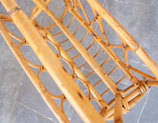 Revistero vintage de bambú y mimbre