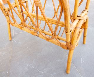 Revistero vintage de bambú y mimbre