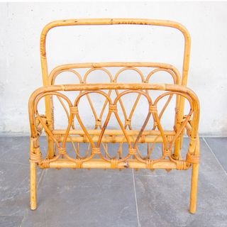 Revistero vintage de bambú y mimbre