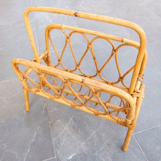 Revistero vintage de bambú y mimbre