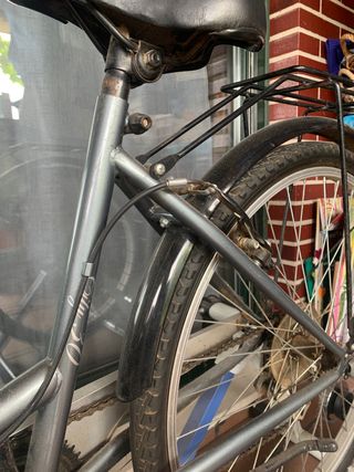 Bicicleta y cestillo. No tiene nada roto.