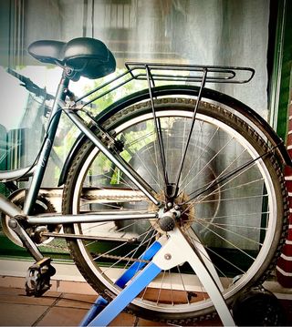 Bicicleta y cestillo. No tiene nada roto.