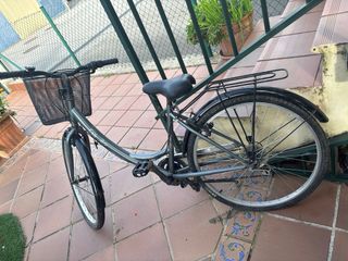 Bicicleta y cestillo. No tiene nada roto.