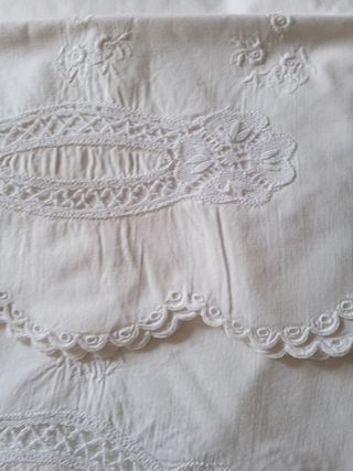 Antiguo juego de sabanas con bordados y bollillo