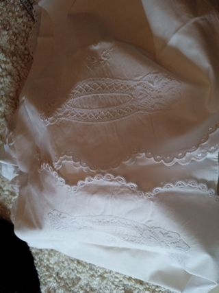 Antiguo juego de sabanas con bordados y bollillo