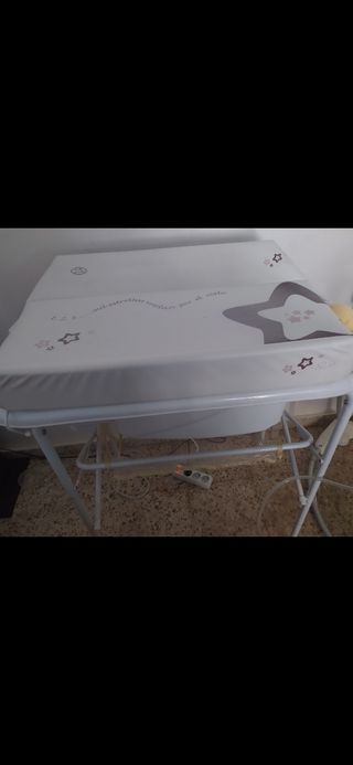 cambiador con bañera y con goma para cambiar agua