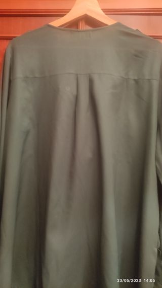 camisa verde oscura