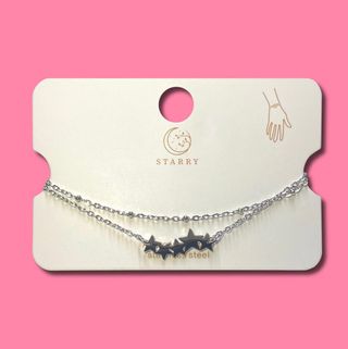 Pulsera plateada con detalles de estrellas
