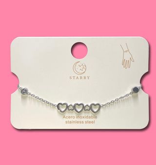 Pulsera plateada con detalles de corazones