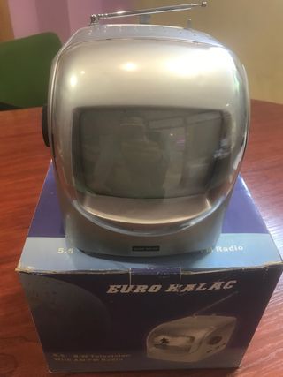 Pequeña televisión portátil vintage