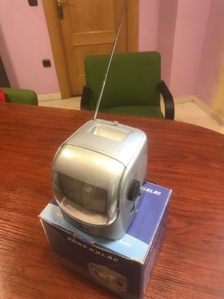 Pequeña televisión portátil vintage