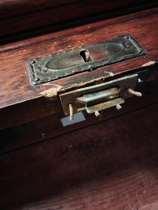 Buró antiguo, de roble.