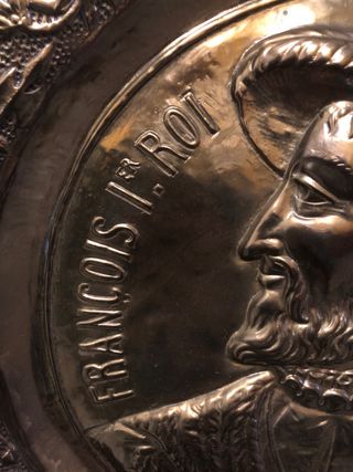 Cargador colgante de latón grande.