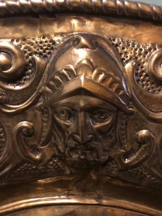 Cargador colgante de latón grande.