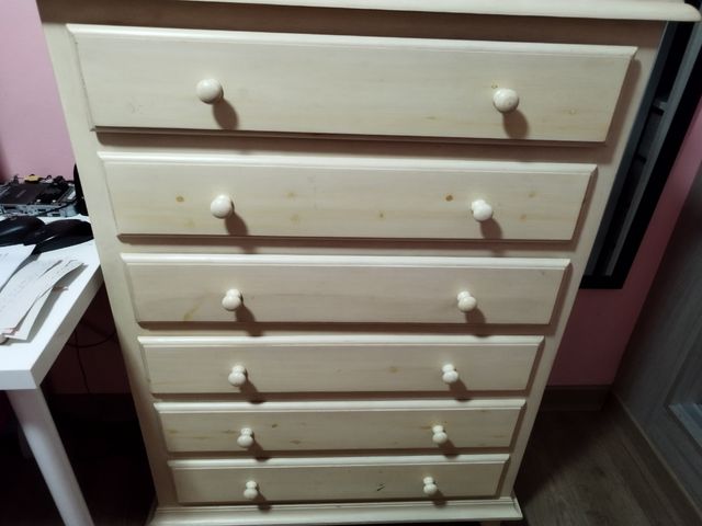 cómoda con cajones