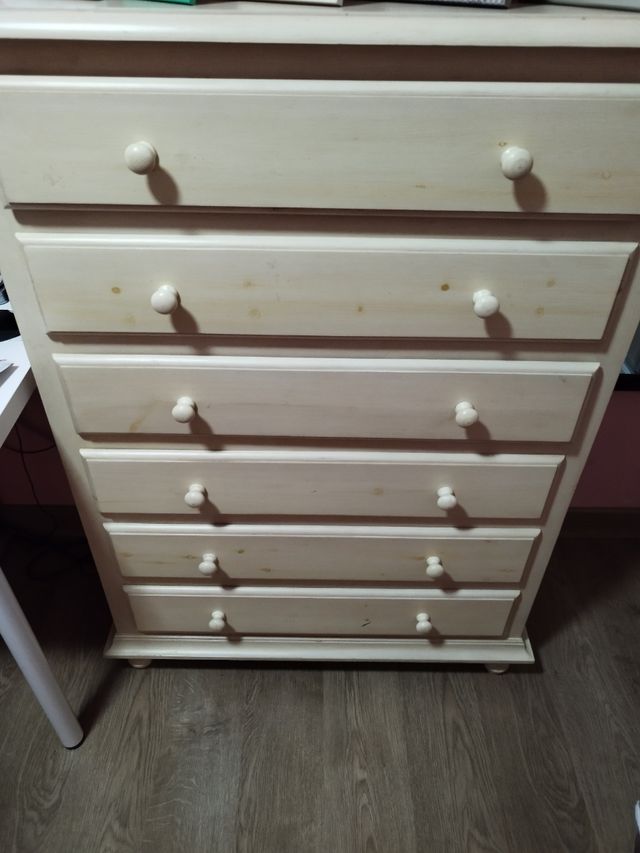 cómoda con cajones