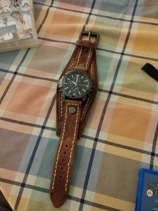 reloj con correa de cuero