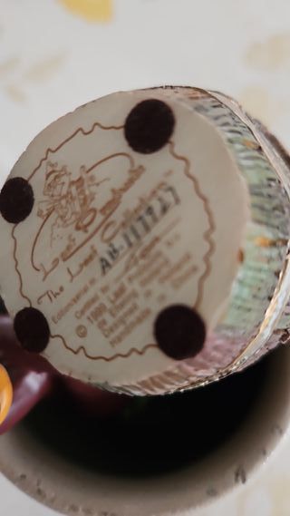 FIGURA DE PORCELANA DE TIROLÉS SOBRE BARRICA