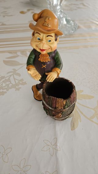 FIGURA DE PORCELANA DE TIROLÉS SOBRE BARRICA