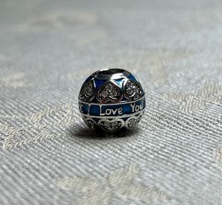 Charm en plata de ley, esmaltado. NUEVO.