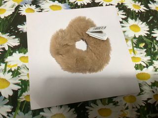 Women Secret con etiqueta coletero peluche beige