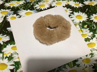 Women Secret con etiqueta coletero peluche beige