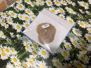 Women Secret con etiqueta coletero peluche beige