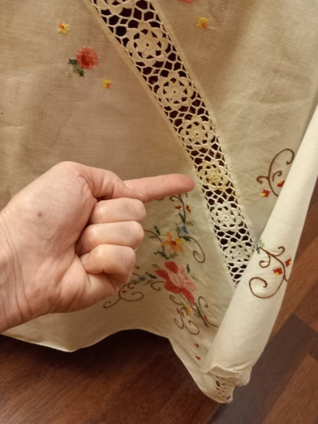 Copriletto matrimoniale ricamato a punto croce