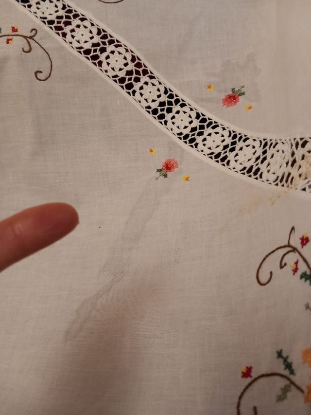 Copriletto matrimoniale ricamato a punto croce