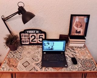 MESA DE ESCRITORIO DE AZULEJOS Y MADERA