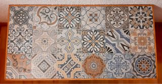 MESA DE ESCRITORIO DE AZULEJOS Y MADERA