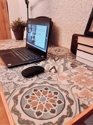 MESA DE ESCRITORIO DE AZULEJOS Y MADERA