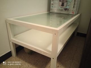 Mesa auxiliar de cristal.