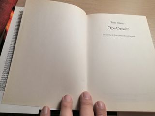 Romanzo "Op-Center" di Tom Clancy