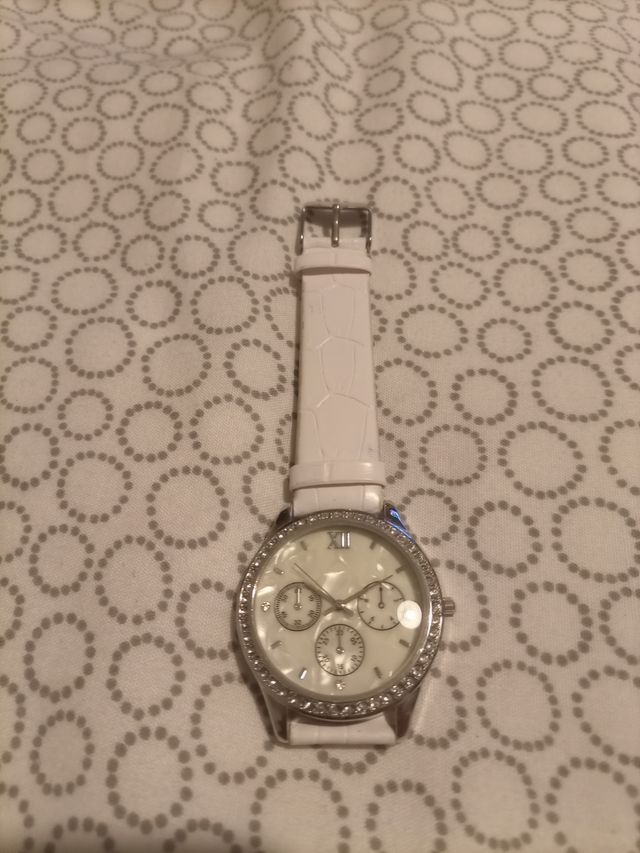 reloj blanco a estrenar muy elegante