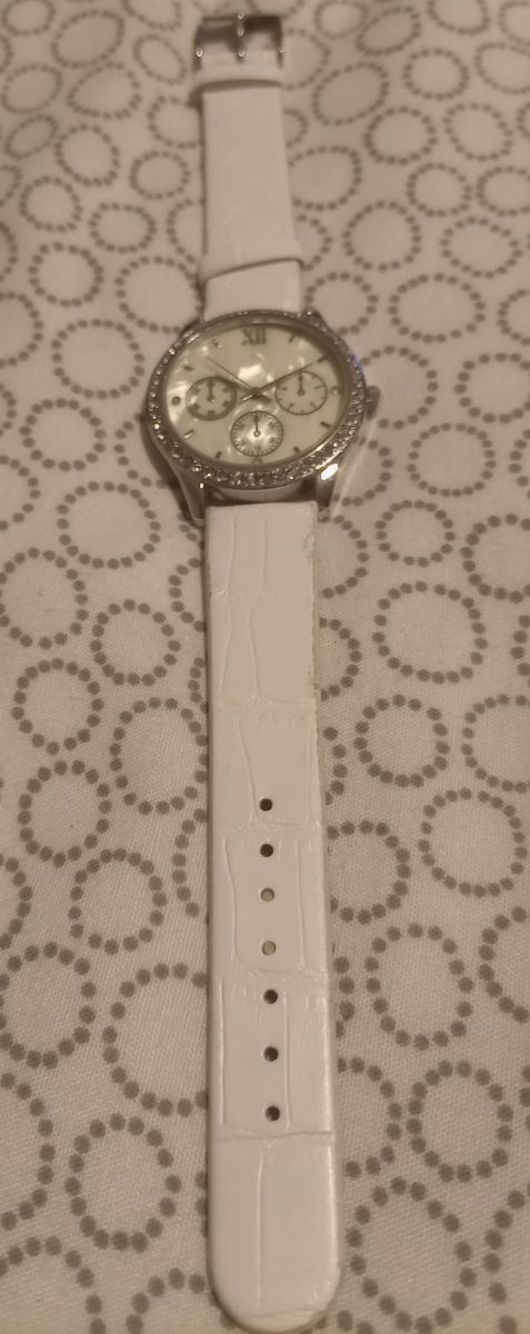 reloj blanco a estrenar muy elegante