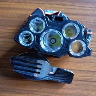 pack linterna y kit de cubiertos