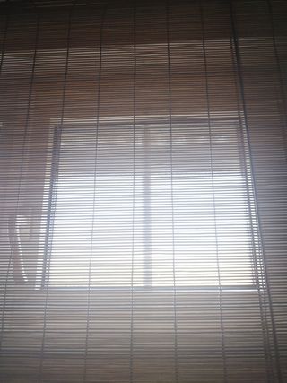 Estor bambú color oscuro, tipo wengue