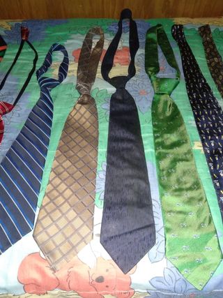 Lote de corbatas de diferentes colores y modelos