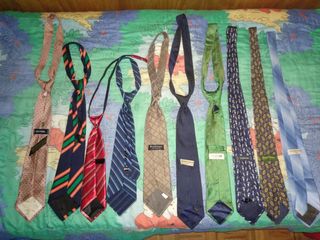 Lote de corbatas de diferentes colores y modelos